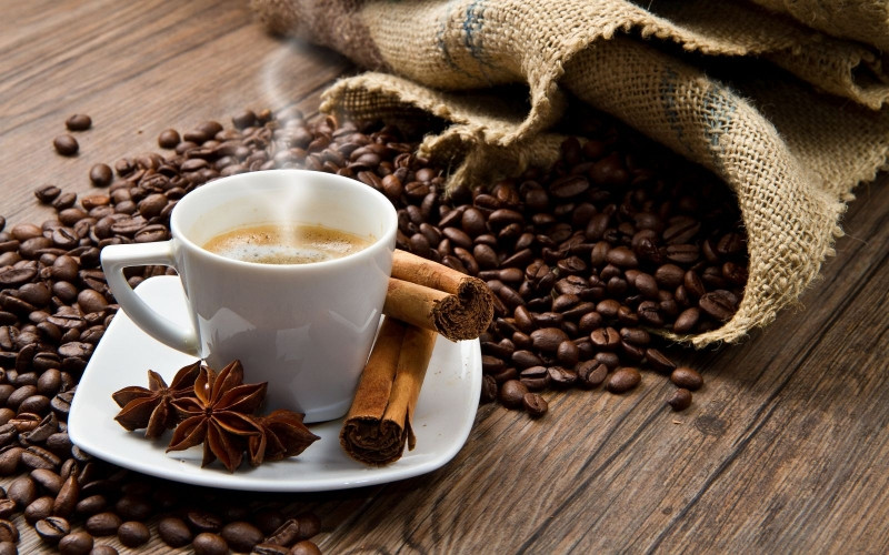 Hàm lượng caffeine tiêu thụ vào cơ thể là nguy nhân khiến mụn ngày mọc nhiều thêm