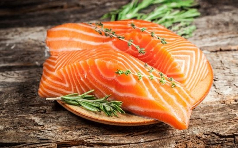 Các loại cá béo như cá hồi giúp giảm nguy cơ ung thư tuyến tiền liệt