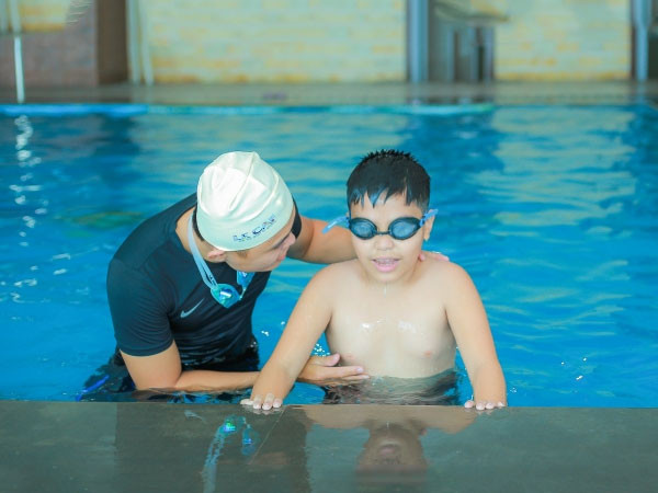 Bơi lội được xem là phương pháp hữu hiệu giúp đẩy lùi bệnh béo phì ở trẻ, giúp trẻ trở nên nhanh nhẹn và linh hoạt hơn.