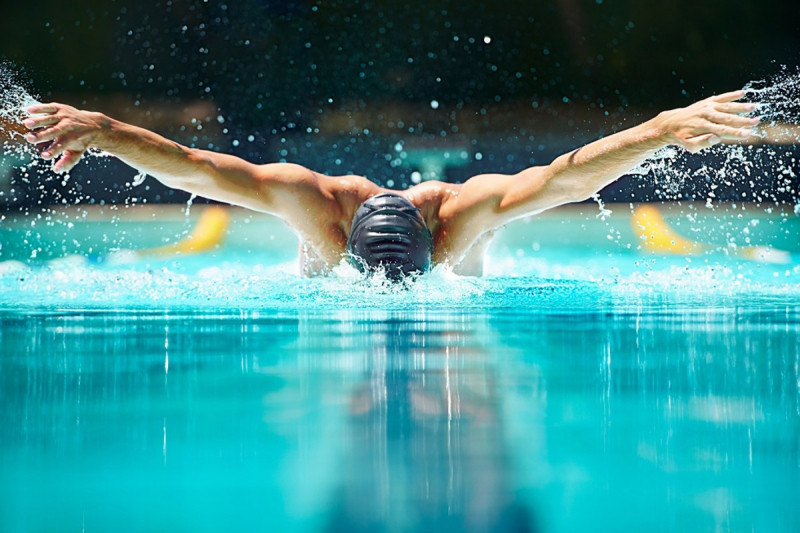 Khi bơi, toàn bộ cơ thể sẽ phải hoạt động, phần xương cột sống có xu hướng trườn lên phía trước và giúp các cơ bắp được dẻo dai, săn chắc.