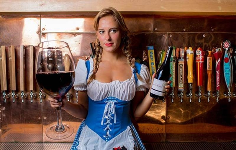Phụ nữ đã lập gia đình không được phép uống hơn một ly rượu vang