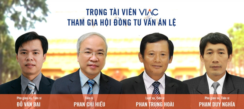 Luật sư Phan Trung Hoài (thứ 3 từ trái sang)