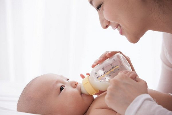 Đối với các bé dùng sữa công thức hoặc bú mẹ không hoàn toàn