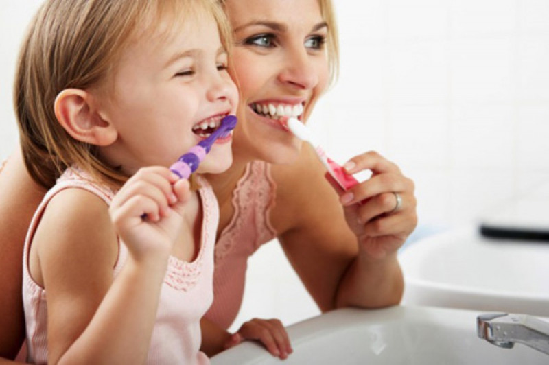 Cha mẹ đóng một vai trò quan trọng đối với sức khỏe răng miệng của con em mình.