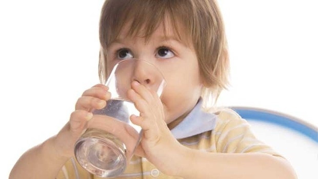 Nhắc bé uống nước nhiều để duy trì việc tiết nước bọt