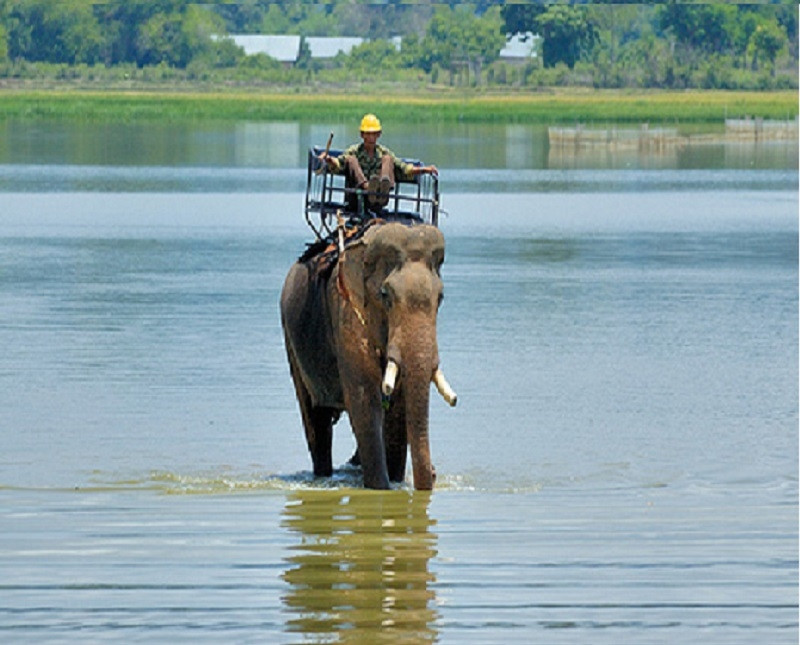 Lòng hồ lúc chiều xuống