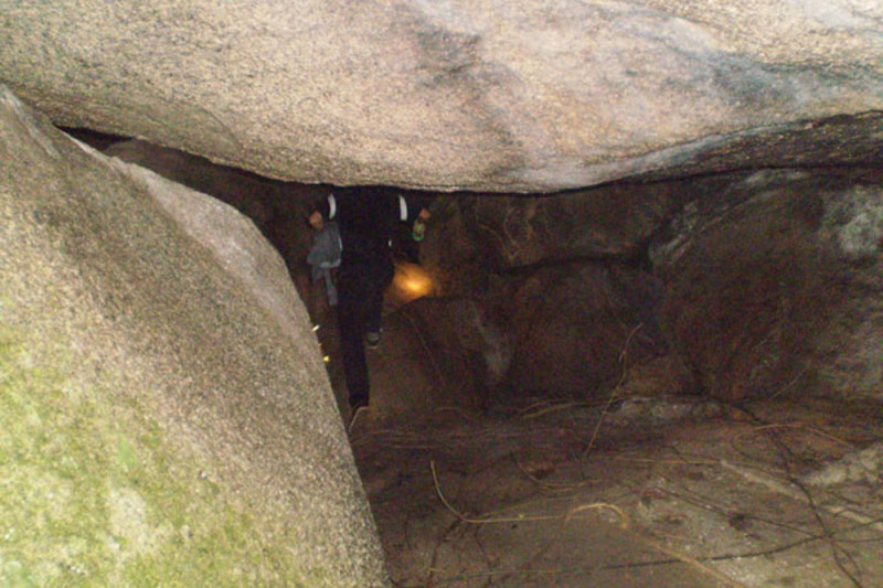 Hang đá Đăk Tuar là di tích lịch sử với hệ thống hang đá vòng vèo tầng tầng lớp lớp, thu hút những ai thích mới lạ và ưa mạo hiểm