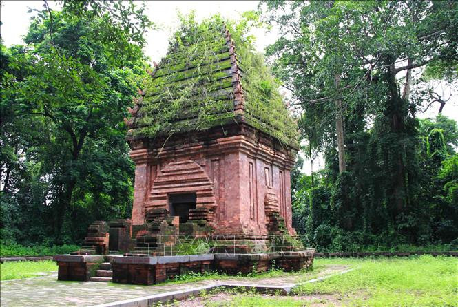 Tháp Chăm Yang Prong là một trong những công trình cổ còn sót lại của người Chăm Pa cổ tại vùng đất Tây Nguyên này