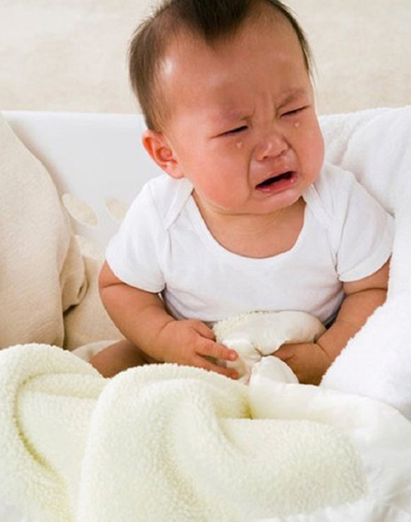 Các vấn đề về bụng như đầy hơi hoặc đau bụng quặn có thể khiến bé khóc rất nhiều