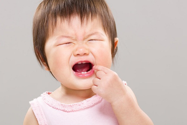 Mọc răng cũng là một trong những nguyên nhân khiến bé khóc