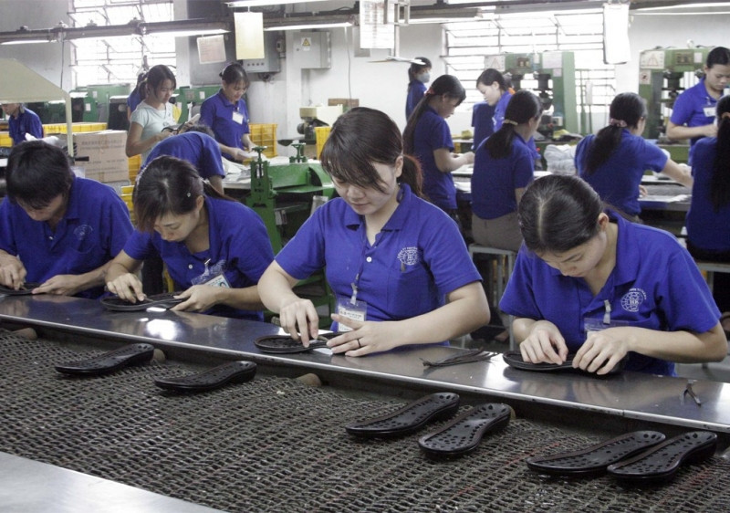 Xưởng sản xuất và gia công giày nữ