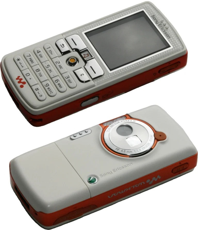 Sony Ericsson W800i có khả năng nghe nhạc với bộ nhớ ngoài 2GB và thời lượng pin điện thoại lên tới 30 giờ đồng hồ