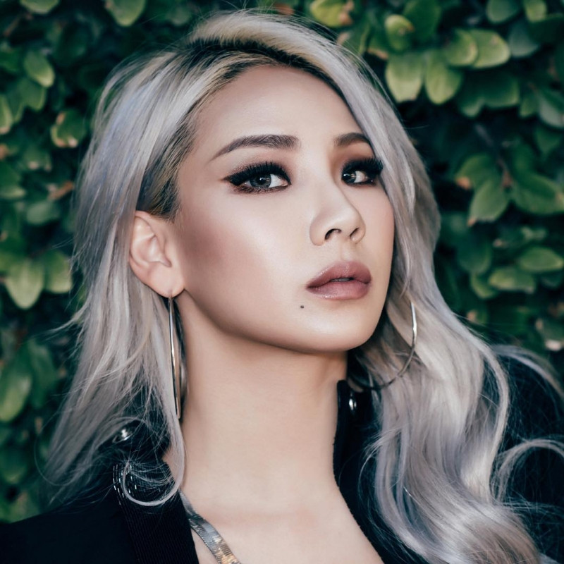 Nữ ca sĩ CL trông vô cùng quyến rũ với màu ombre xám