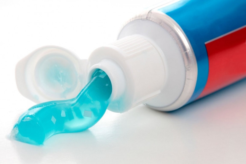 Kem đánh răng giúp bạn khử mùi hôi của các loại cốc, chén, ly hay tách