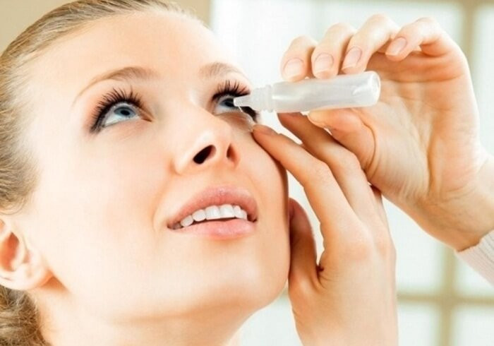 Bạn cần quan tâm đến việc giữ ẩm cho mắt mỗi ngày.