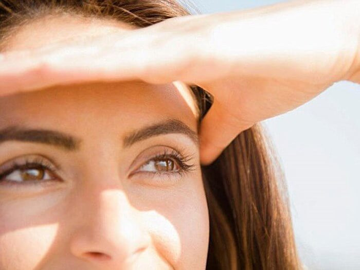 Bảo vệ đối mắt của bạn bằng cách hạn chế tiếp xúc với tia cực tím.