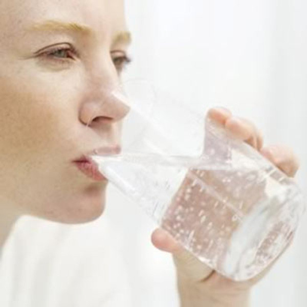 Uống nhiều nước giúp bạn tha hồ ăn Tết mà không sợ bị tăng cân