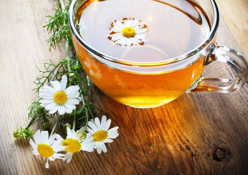 Trà thảo mộc hay trà hoa cúc là lựa chọn tuyệt vời cho một giấc ngủ ngon.
