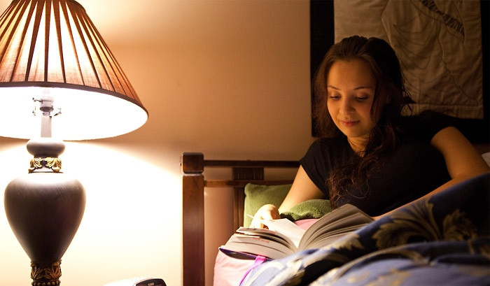 Đọc sách giúp bạn có thể nhanh chóng chìm sâu vào giấc ngủ, giải tỏa mọi căng thẳng, mệt mỏi