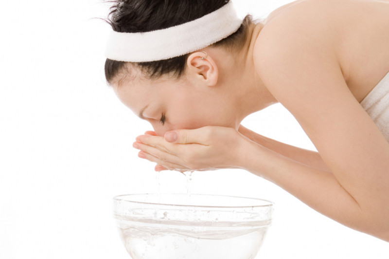 Rửa mặt bằng nước vo gạo giúp làm sạch da an toàn