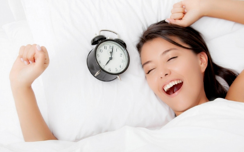 Ngủ đủ 8 tiếng mỗi ngày sẽ giúp cơ thể khỏe và tinh thần thoải mái hơn.