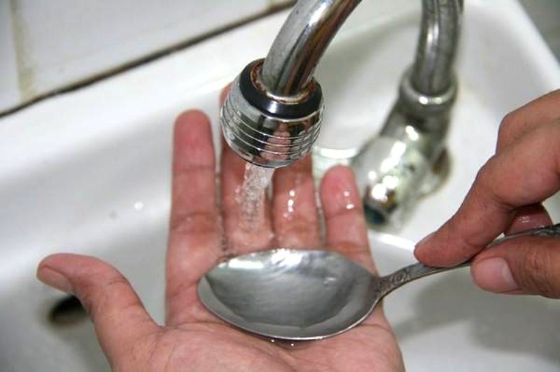 Để khử mùi bạn hãy chà xát thìa inox lên tay sau đó rửa lại bằng chanh và nước sạch.