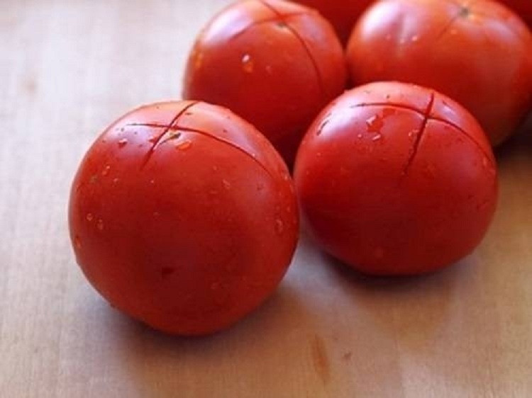 Mẹo bóc vỏ cà chua