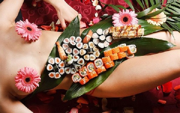 Những miếng sushi ngon lành được bày biện đẹp mắt trên cơ thể người phụ nữ