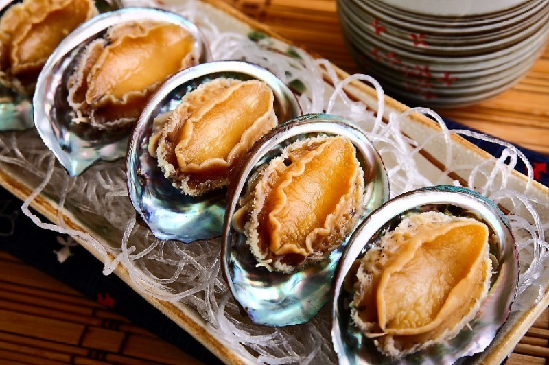 Bào ngư thuộc loại hải sản quý, là một trong tám món ăn tuyệt phẩm gọi là “bát trân” thường xuất hiện trong các bữa ăn vương giả.