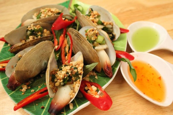 Tu hài là một đặc sản quý hiếm của Đảo Cô Tô, thường được chế biến theo kiểu wasabi, nướng hoặc nấu cháo.
