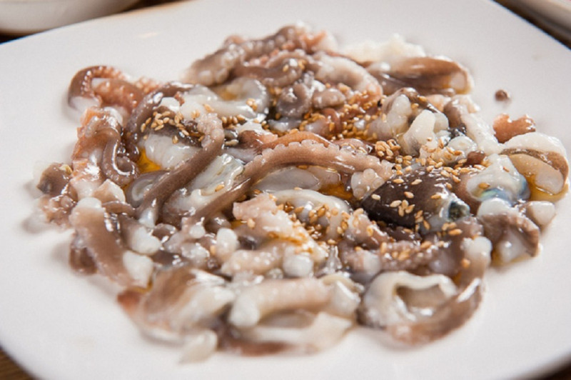Món Sannakji hay còn được gọi là bạch tuộc sống và thường được các nhà hàng tại Hàn Quốc phục vụ