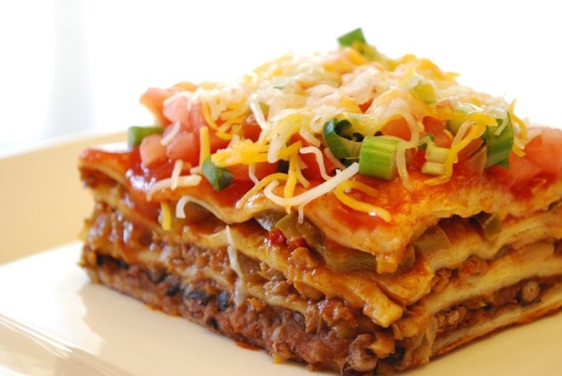 Lasagna theo tiếng Ý là một dạng pasta miếng mỏng, được phủ 1 lớp sốt cà chua thịt băm.