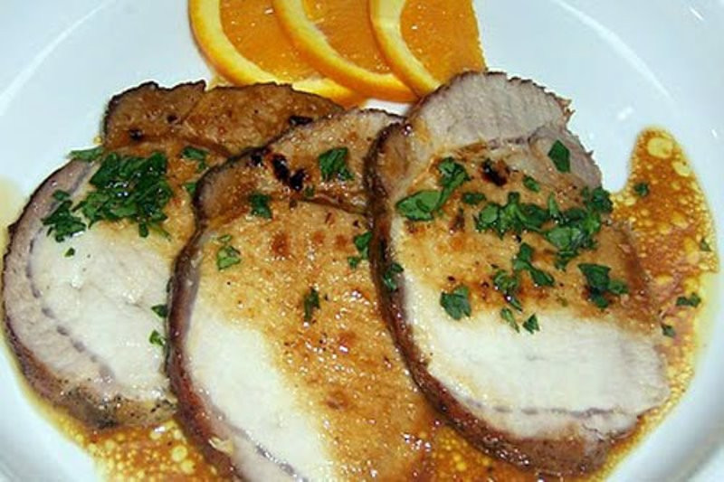 Thịt lợn được ướp với cần tây băm nhỏ, bọc ngoài bằng thịt muối thái mỏng.