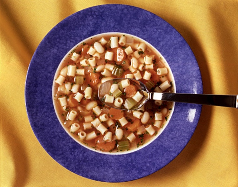 Món súp đậu truyền thống được nấu trong nồi gốm.