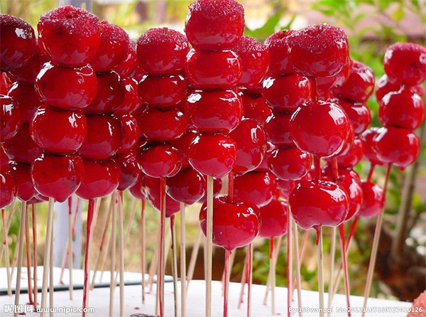 Bên cạnh vị ngọt thanh khó cưỡng thì những viên kẹo hồ lô đỏ rực còn tượng trưng cho sự may mắn, tốt lành.