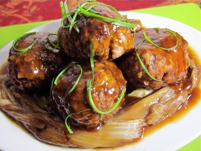 Với tên gọi khá mỹ lệ khác: Hồng thiêu sư tử đầu- đây là một món ăn khá nổi tiếng ở Trung Quốc.