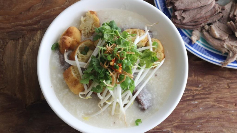 Cháo lòng là món ăn sáng khá quen thuộc và bình dân của người Việt Nam.