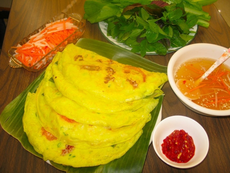 Người Việt Nam thường chỉ ăn bánh xèo vào buổi tối, trong các dịp gặp mặt bạn bè.
