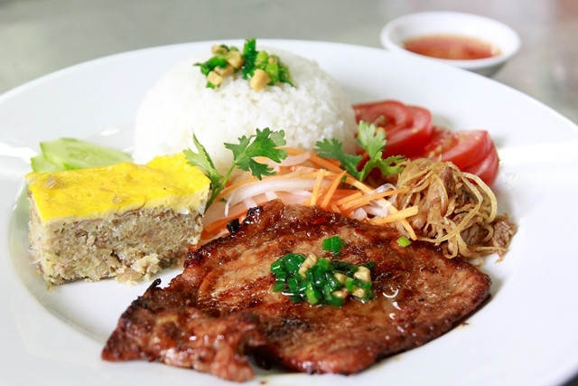 Cơm tấm là món ăn sáng lâu đời của người Sài Gòn.