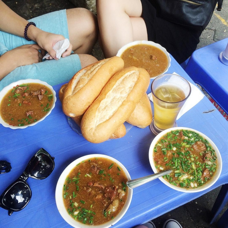 Bánh mì nóng giòn, ngả màu vàng ruộm ăn cùng với bát sốt vang đậm đà, dậy mùi vang, lại đầy ắp những thịt.