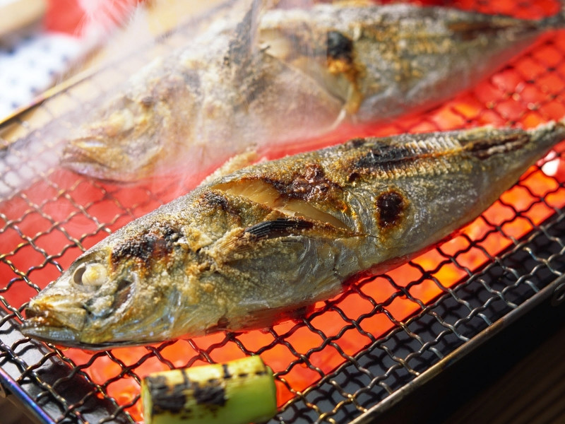Cá nướng kiểu Thái thường được nướng trên bếp than đỏ rực (Nguồn: Sưu tầm)