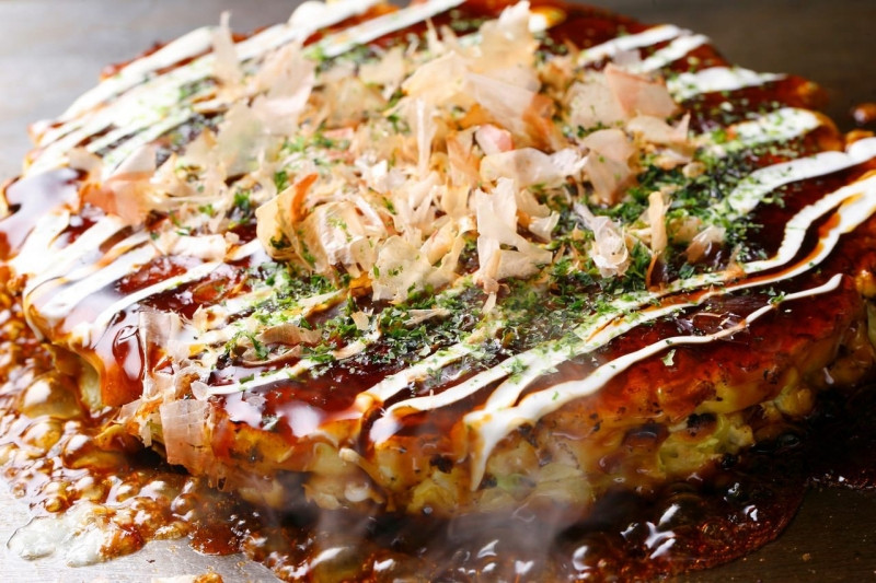 Bánh xèo Okonomiyaki luôn biết cách thu hút ánh nhìn bằng vẻ ngoài của mình (Nguồn: Sưu tầm)