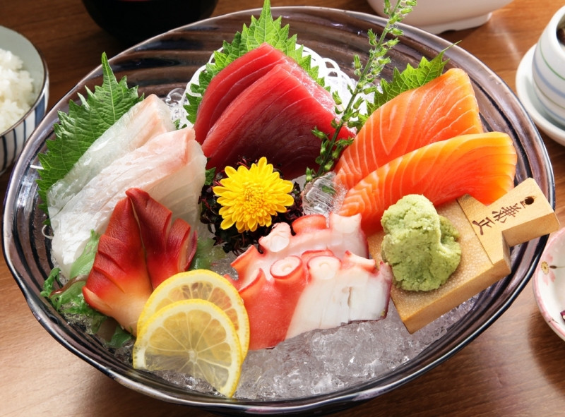 Mỗi loại Sashimi sẽ có một loại nước chấm riêng tùy theo loại hải sản được dùng (Nguồn: Sưu tầm)