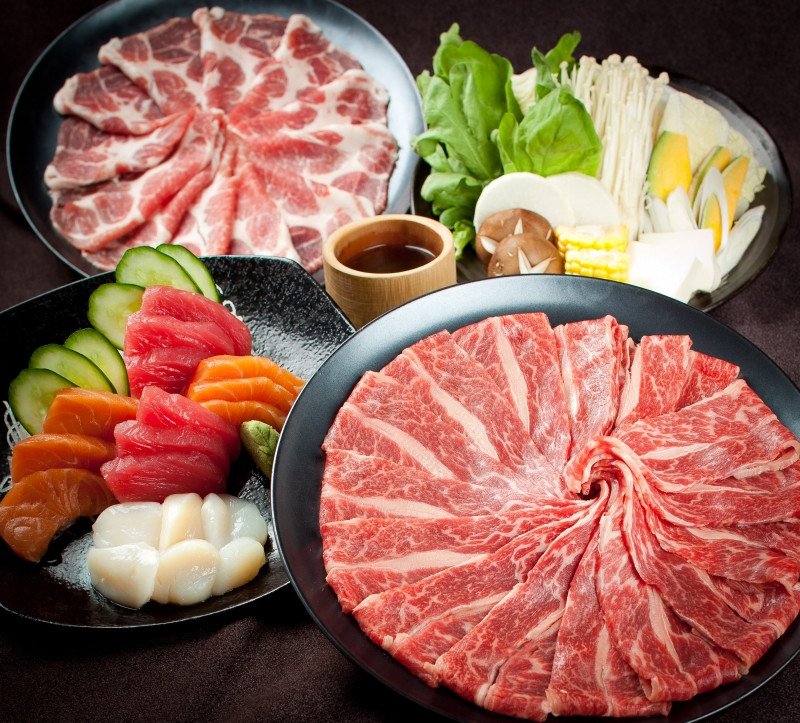 Shabu-shabu có thịt được cắt lát mỏng rất vừa ăn (Nguồn: Sưu tầm)