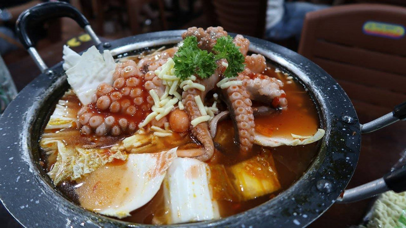Món lẩu bạch tuộc cay nóng hổi hấp dẫn trên bếp, vị cay cay của ớt Hàn không gây gắt cổ.