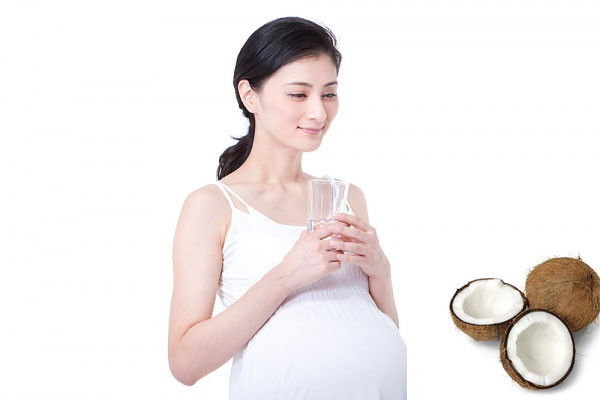 Uống nước dừa giúp cải thiện tình trạng táo bón và bổ sung nước ối cho mẹ bầu.