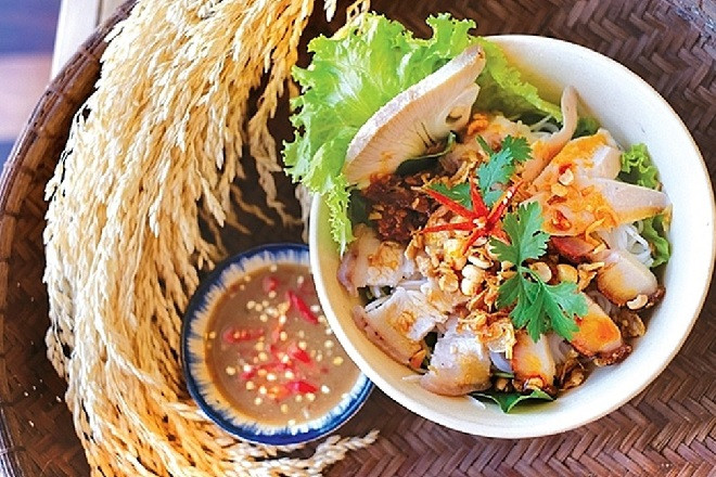 Ở Đà Nẵng, muốn ăn bún mắm nêm ngon, người ta thường tìm khu ẩm thực nằm ở kiệt 23 đường Trần Kế Xương. Đây là địa chỉ lui tới của nhiều thực khách thích món ăn này.