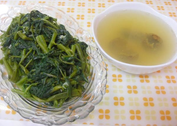 Canh rau muống dầm sấu chua