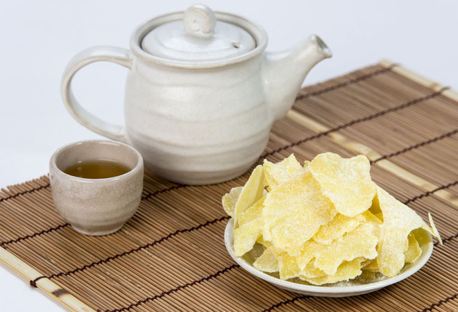 Thói quen nhâm nhi một tách trà cùng với bánh mứt vào buổi sáng đầu xuân, đã trở thành một phong tục quen thuộc trong đại đa số gia đình Việt mỗi dịp Tết đến.