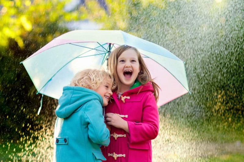 Hãy luôn mang theo ao mưa hoặc ô dù khi ra đường vào mùa đông